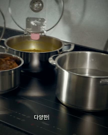 크기가 다른 냄비들에 끼운 처마